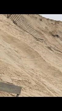 Erosion of the Biscarrosse promenade: construction trucks in action