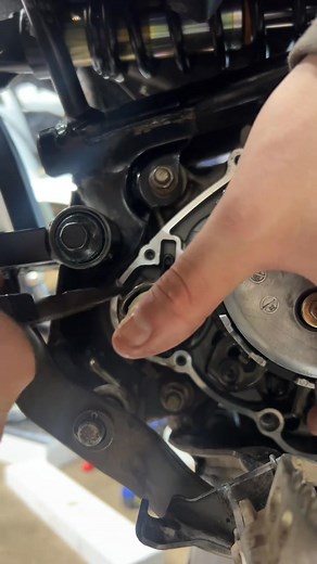 Let’s install the kickstart and clutch cover on the ttr110! 🫡🔥 Sorry for posting this late it’s been on my drafts! 😅 2 more parts tonight or tmr! 🙏 #darzrt #pitbike #ttr110 #powdercoat #mototok | Darzrt