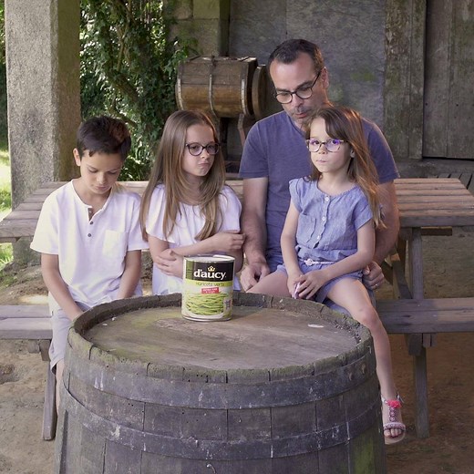 [Le saviez-vous ?] On vous présente cette fois-ci les familles de Papa en Cuisine et Poulette Magique, qui sont venues passer​ un super week-end à la découverte du savoir-faire de Claire & Nicolas, producteurs de légumes. Et chez vous​ ​? Qui cuisine quoi​ ​? #​potagerdaucy​ | Marmiton