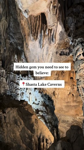 The «Cathedral Room» is a true spectacle in Shasta Lake Caverns😍 Its ceiling is vast and golden, like that of an actual cathedral, while long, glistening chutes resemble the pipes of an ancient organ stretching along one wall. Here, you can see natural formations that resemble Snow White and the Seven Dwarfs, a King and Queen, Darth Vader, a Cupcake, and many other surreal shapes🙂 〰️〰️〰️〰️〰️〰️〰️〰️〰️〰️〰️〰️〰️〰️〰️〰️〰️〰️〰️ «Соборна кімната» - це справжнє видовище в печерах озера Шаста😍 Стеля вели