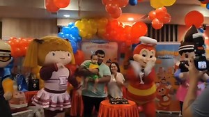 1.5M views · 10K reactions | 'PABIDA-BIDA TALAGA SI JOLLIBEE' The mascot of the world-famous Filipino fast-food chain Jollibee brings joy to netizens with his "pabida-bida" dance moves. #IMTNEWS  Liam Dominic/TikTok | Iloilo Metropolitan Times | Facebook