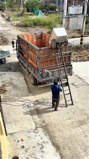 Smart Grain Loading System – A Perfect Blend of Innovation & Efficiency! A little wisdom helps you become smarter! 🌾 Watch how this innovative grain loading system turns a laborious task into a smooth, mechanized process. The custom-designed wheelbarrow fits perfectly with the lifting track, ensuring stability, safety, and efficiency. Automation at its best — where smart engineering meets hard work! 💡 #smartinvention #engineeringmarvel #innovation #machines #smartwork #modernagriculture #techn