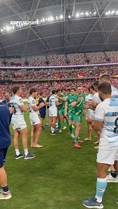 ¡Gran acto de caballerosidad deportiva! 👏👏👏 El reconocimiento de Irlanda para #LosPumas7s, con quienes pelearon mano a mano por el primer puesto de la etapa regular. 🇦🇷🤝🇮🇪 ⭐ Mirá todo el Circuito Mundial en #StarPlusLA. #MiraloEnStarPlus | Scrum ESPN