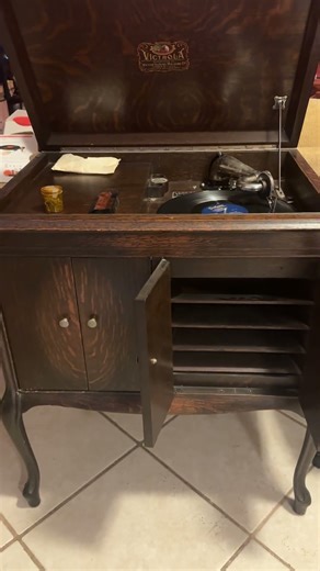 Victor Talking Machine playing!