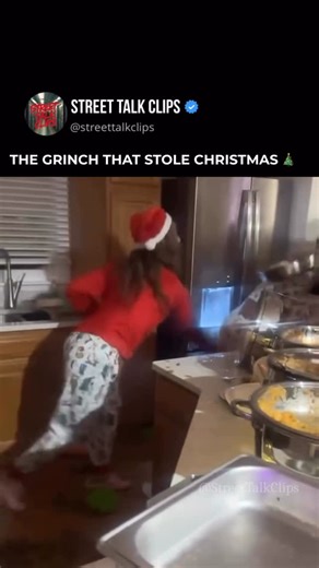 Street Talk Clips on Instagram: "1990년 개봉한 영화 〈나홀로 집에(Home Alone)〉 는 단순한 가족 코미디를 넘어, 혼자 남겨진 한 아이의 용 기와 따뜻함을 담아낸 작품입니다. 크리스마스의 화려한 장식과 밝은 음악 뒤에는, 케빈이 느끼는 외로움과 성장 의 순간들이 자연스럽게 스며 있습니다. 처음엔 집에 혼자 남았다는 사실이 마치 해방된 듯 신나 보이지만, 시간이 지날수록 조용한 집 안 곳곳에서 케빈 이 맞닥뜨리는 고요한 감정들이 더 깊이 다가옵니다. 빈 식탁, 적막한 밤, 멀리서만 들리는 캐럴 소리... 이런 순간 들이 영화의 분위기를 더욱 따뜻하면서도 쓸쓸하게 만들 죠. 하지만 이 영화가 오래 기억되는 이유는, 결국 케빈이 혼 자서도 두려움을 이겨내고 집을 지켜내는 모습 때문입니 다. 장난기 가득한 함정들과 소동 속에서도, 어린 아이의 순수한 용기와 가족을 향한 그리움이 자연스럽게 묻어납 니다. 많은 사람들이 “왜 매년 겨울만 되면 이 영화를 다