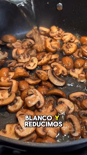 Cocina para Principiantes on Instagram: "🍄 Champiñones en salsa: sencillos, rápidos y brutales Ingredientes: 400 g de champiñones laminados 2 dientes de ajo picados ½ vaso de vino blanco 1 cucharadita de maicena 200 ml de caldo de pollo Perejil fresco picado Sal al gusto Preparación: 1️⃣ En una sartén caliente, saltea los champiñones con el ajo picado hasta que se reduzcan y doren. 2️⃣ Añade el vino blanco y deja que se evapore por completo. 3️⃣ Diluye la maicena en el caldo de pollo, incorpóra