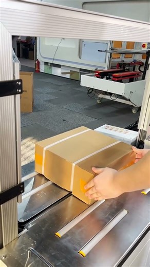 Gift box factory strapping machine automatic strapping and bundling Fully automatic packing..