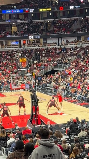 @pelicansnba Let @_jeremiahfears loose in his first game at the United Center. Ended with 20 points in a win against @chicagobulls . @jolietwestbasketball #joliet | Prentice Phillips