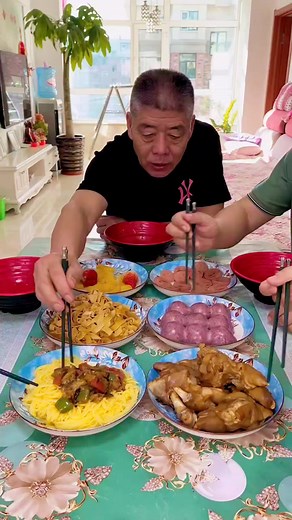22K views · 265 reactions | Amazing family dinner eating #reels #food #eating #mukbang #dinner #familydinner #usareels | Karen Queen | Facebook