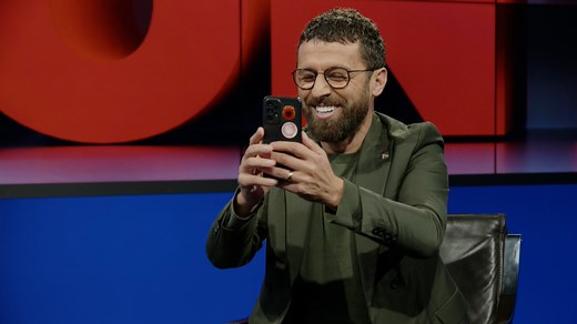 “A bën një foto”, Moderatori i bën foto aktivistit të LDK-së që u pengua nga Sveçla një ditë më parë #T7 #frontal | T7 Videos