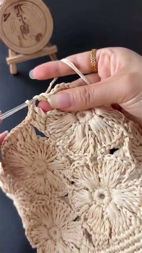 come crochet a raffia flower bag with me 🌼 #crochet#crochetbag#raffia#crochettok