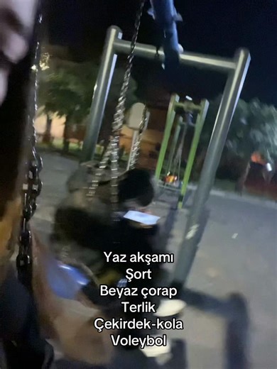 Yaz Akşamı Stili: Şort ve Terlik Kombinleri