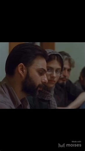 Separation (انفصال) فيلم إيراني | 2011 إخراج وكتابة: أصغر فرهادي ليس فيلمًا عن طلاق زوجين فقط، بل عن الانقسام الصامت داخل الإنسان نفسه… بين ما نريده، وما يجب علينا فعله. يحكي الفيلم قصة نادر وسيمين، زوجين يبدوان عاديين جدًا، لكن قرارهما بالانفصال يفتح بابًا لسلسلة من الأحداث حيث لا يعود السؤال: من المخطئ؟ بل: من كان صادقًا أكثر مع ضميره؟ كل شخصية في الفيلم تمتلك سببها، وكل موقف يحمل وجهين، والحقيقة لا تظهر كاملة أبدًا، بل تتشظى بين الخوف، والمسؤولية، والكذب الأبيض، والإيمان، والعدالة. قوة A Sepa