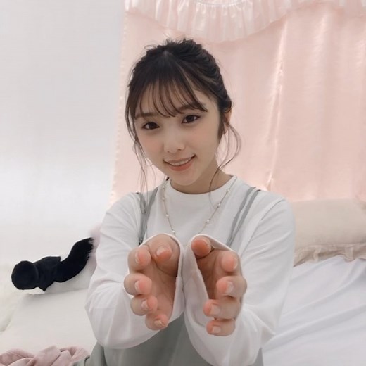 与田祐希 | 手、繋いでもいい？﻿ この時のNG編はTwitterで公開してます♡﻿ Twitter👉【yodayuuki_oimo】﻿ ﻿ #与田祐希2nd写真集 #よだちゃんブック #与田祐希 #無口な時間 | Instagram