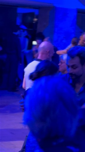 ✨ Včasih ne potrebuješ leteti v Buenos Aires, da se počutiš posebno. Tango ti to ponudi tukaj - v Ljubljani, Mariboru, kjerkoli. Občutek elegance, čutnosti in tiste žive energije, ko se v objemu glasbe premikaš z nekom, ki ga vidiš prvič… ali pa s partnerjem, ki ga že poznaš. To je lepota tanga: ni drago, ni nedosegljivo, ni samo za elite. Je luksuz, ki si ga lahko privoščimo čisto vsak dan. Luksuz povezovanja, prisotnosti in skupnega giba. Tole - in pavza od emailov - ti napolni dušo. ✨ Posebna