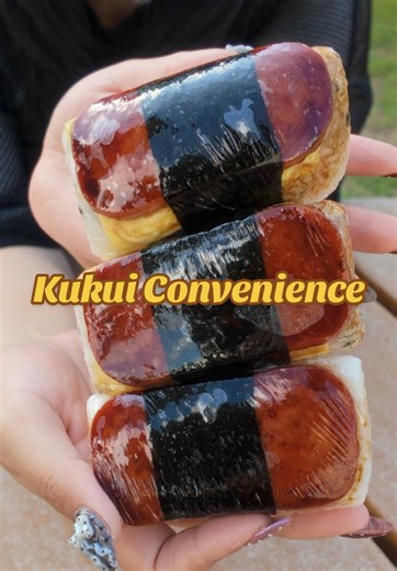 Saw a “Best Spam Musubi in Hawaii” sign in front of Kukui Convenience Store 🍙👀 Decided to try it — spam musubi made fresh right in front of me. Thấy bảng spam musubi ngon nhất Hawaii nên phải thử liền 😍 #spammusubi #hawaiifood #localhawaiifood #foodreview #turnthelightsoff