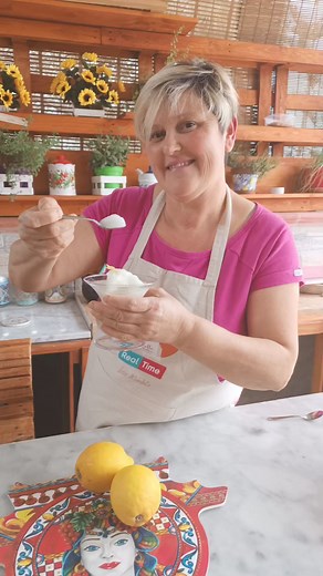 Granita al limone 🍋 super cremosa 🤩🤩 Per la granita ci occorre 500 ml di acqua 200 ml di succo di limone 300 g di zucchero e un cucchiaino di amido poi Seguite il video🍋🍋🍋🍋🍋🍋 #lericettediluisaincrocera #tradizionipopolari #limoni #sicily #primavera2024 #sicilia | Le ricette di Luisa