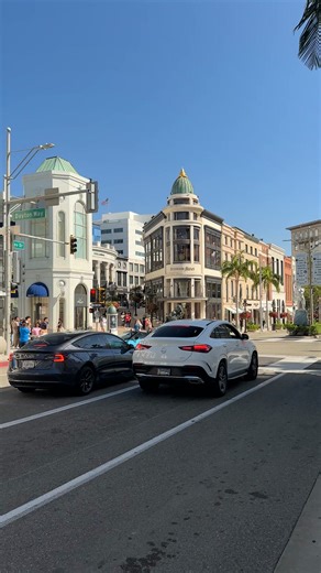 Guy Fieri spotted in a McLaren Artura Spider on Rodeo — the celebrity chef meets cutting-edge hybrid performance. Priced around $280,000, the Artura Spider pairs a twin-turbo V6 with an electric motor for a combined 690 hp, delivering 0–60 mph in just 3.0 seconds. It’s McLaren’s first-ever hybrid convertible, blending open-air thrills with advanced electrification in true British supercar fashion.#McLaren #ArturaSpider #GuyFieri #RodeoDrive #HybridSupercar #fblifestyle | CarSpex