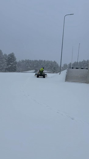 Esimene lumi rulliga pressitud, esimesed suusatajad juba rajal❄️⛷️Первый снег укатан роликом, первые лыжники на трассе #äkkeküla #terviserajad | Äkkeküla