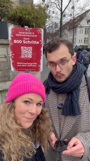 Stadt Göttingen on Instagram: "✨ 🚉 Vom Bahnhof direkt ins Weihnachtszauberland 🎄🤶✨ Auf dem Weg zum Göttinger Weihnachtsmarkt warten jetzt 6 kleine Überraschungs-Stationen auf euch – liebevoll gestaltet vom Göttinger Stadtmarketing. @meingoettingen Einfach QR-Code scannen und Moment genießen: Gedichte, Musik, kleine Highlights. 🎶📜💫 Der perfekte Auftakt für euren Weihnachtsbummel. 🎄 Probiert’s aus – und sagt uns, welche Station euch am besten gefällt! 🎅📍🎁 #Göttingen #Weihnachtsmarkt #Her