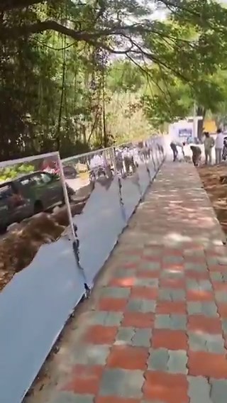 🚨 Authorities in Mysuru install large mirrors roadside to stop people from urinating in public. 👌(📷-@theshashank_p)