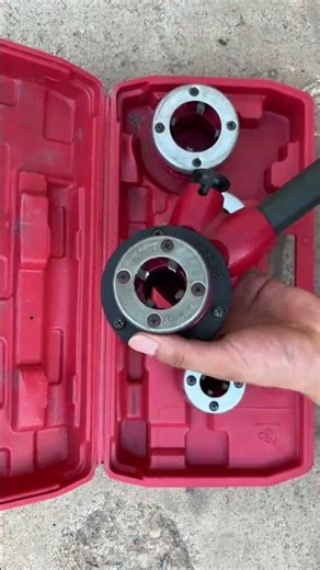 Handheld manual ratchet threader