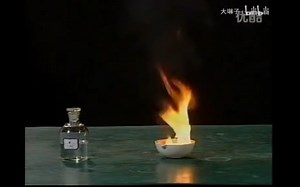 苯C6H6的化学性质: 1、氧化反应（燃烧）2C6H6  15O2→ 点燃12CO2   6H2O 现象是火焰明亮，产生浓黑烟 （因苯中含碳量高）