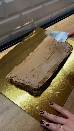 Foodieri | Irina on Instagram: "✨Torta reforma✨ Za mene kraljica među tortama i uvijek će biti. Prvo, ona to realno jeste, tako bogata i kvalitetna torta. 🎂Drugi razlog je to što se od mog ranog djetinjstva uvijek smatrala najposebnijom tortom, i meni je to zauvijek urezano i u mislima i u nepcu. Ono što mi je zanimljivo, jeste da ona sad čak dođe i među ekonomičnijim tortama, s obzirom da u nju ne ide kakao i ne ide puno čokolade. S ovim divljanjima cijena čokolade i kakaa, orasi su sad jeftin