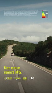 Der neue smart #5 – bis zu 590 km Reichweite und Laden mit bis zu 400 kW in nur 18 Minuten (von 10 auf 80 %). Dazu gibt es acht Jahre Garantie auf die Batterie und die Hochvolt-Komponenten. Erlebe es selbst und buche deine Probefahrt bei deinem smart Vertriebspartner. smart #5: Energieverbrauch kombiniert in kWh/100 km (WLTP): 18,4 (Pro /Premium), 18,5 (Pro), 19,9 (BRABUS/Pulse/Summit Edition); CO2-Emissionen kombiniert in g/km: 0; Energieeffizienzklasse C. | smart