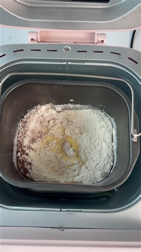 Wake up to warm, homemade bread every day with the KitchenInTheBox bread maker. Simply add ingredients, choose your program, and let it mix, knead, and bake. Perfect for families, breakfast lovers, or anyone wanting healthier meals. Save time and effort while enjoying the comforting aroma of freshly baked bread. A small appliance that makes a big difference in your kitchen. #newyearnewme #kitcheninthebox #breadmaker #breadmakerlove #breadmakergadgets