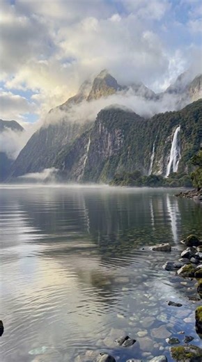 Beautiful Relaxing Waterfall Animation