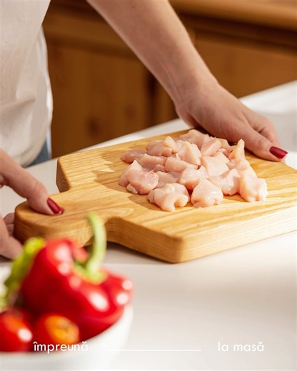 Fâșii de pui fragede, pentru preparate cu gust intens. Inner File de la Puiul Fericit e baza ideală pentru un prânz ușor sau o cină delicioasă și se potrivește cu orice idee de gătit, fie că e un wok spicy inspirat din bucătăria asiatică, o salată cu legume de toamnă, sau un sandwich ca din băcaniile italiene. 💬 Spune-ne în comentarii cum îl gătești tu! #Agricola #CreatorDePofta #NeamDeGospodari #ImpreunaLaMasa | Agricola - Creator de Pofta