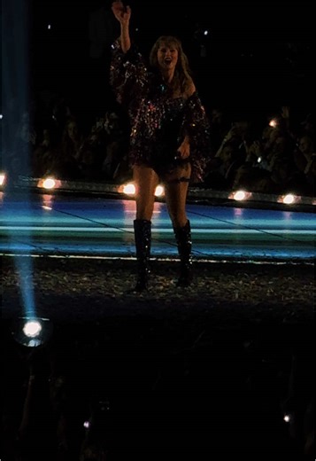 Karma is the guy on the cheifs coming straight home to me 😏#taylorswift #badblood #traviskelcetaylorswift #taylornation #taylorswifterastour #taylorswifttok #taylorswiftbeingbooed