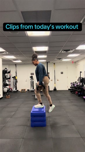 Clips from today’s workout 1. Dumbbell Box Step Up 2. Tall Kneeling Cable Crossover Pull Downs #totalbodyworkout #strengthtraining #PerformanceTraining #AthleteTraining #workout