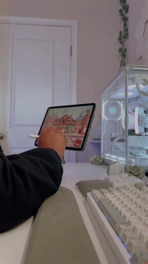 Setup Switch Up ✨ Since adding my PC I haven’t had a place to put my magnetic iPad stand but I decided to put it on the side, and omg, I think I love it like this! 😍 I can pull it down for FaceTime, watch YouTube videos, y’all’s streams, or play games 🥰 Then put it up and out of the way when I’m not using it! A simple change can make a big difference! — #cozydesksetup #cozygaming #desksetup #ipadstand #gamingsetup