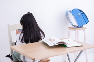 「宿題データが消えた」「ゲームを自由研究中」…進まない宿題の言い訳、残りの夏休みでどう改善する？ [子育て] All About