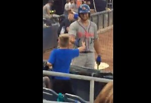 Tim Tebow hits home run after greeting young fan with autism: https://yhoo.it/2wATyox (Credit: Facebook/Ileanna Bosch) | Yahoo Canada
