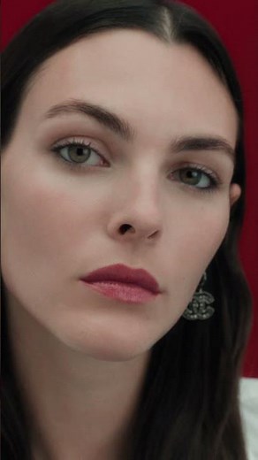 The new N°1 DE CHANEL serum-in-mist - CHANEL Skincare.