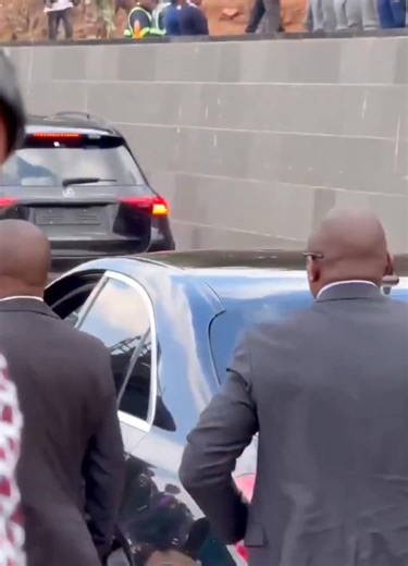 President Emmerson Dambudzo Mnangagwa’s arrival at the National Heroes Acre for the burial of national hero, Luke Mushore on Monday morning. Follow our WhatsApp Channel: https://whatsapp.com/channel/0029VaChKuyBqbrHOGkxb343 | The Harare Times