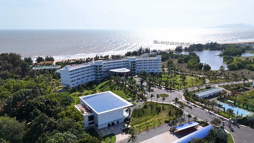 🌊✨𝑬𝒎𝒆𝒓𝒂𝒍𝒅 𝑯𝒐̂̀ 𝑻𝒓𝒂̀𝒎 – 𝑵𝒐̛𝒊 𝒕𝒖𝒐̂̉𝒊 𝒕𝒓𝒆̉ 𝒔𝒐̂́𝒏𝒈 𝒕𝒓𝒐̣𝒏 𝒕𝒖̛̀𝒏𝒈 𝒈𝒊𝒂̂𝒚 🌊✨ Có những khoảnh khắc chỉ cần sống hết mình là đủ: buổi sáng đón nắng biển trong lành, chiều rong ruổi khám phá, tối quây quần bên những niềm vui giản dị và cảm xúc trọn vẹn. Tại Emerald Hồ Tràm, mỗi giây trôi qua đều là một trải nghiệm đáng nhớ – nơi tuổi trẻ được tự do tận hưởng, kết nối và lưu giữ những kỷ niệm đẹp nhất. 📍 Còn chần chờ gì nữa? Đến Emerald Hồ Tràm để sống trọn từng kho