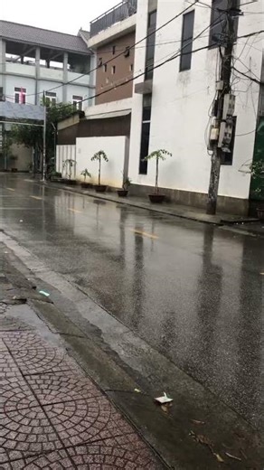 Pioggia leggera cade sulla strada deserta in città | Pioggia per Dormire