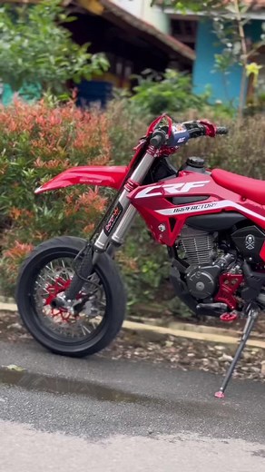 Slowed🎧 decal by@Arpfactory exhaust by@138_mxshop #supermoto #crf #crfinthesky