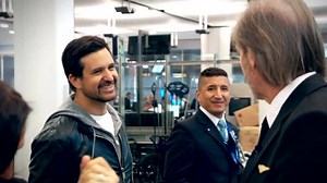 2.9K views · 65 reactions | Le commandant Piché est accueilli comme une véritable rock star à l'aéroport Montréal-Trudeau. Tout sur le phénomène ce soir dès 19h30 à TVA | J.E. | Facebook