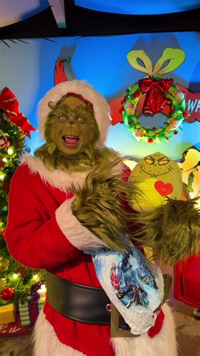Grinch Meets His Twin! 💚🧅 @Universal Studios Hollywood | Grinch