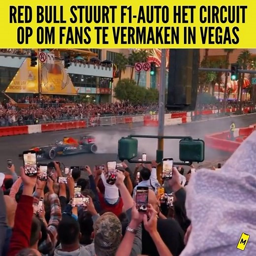 MEERVOORMANNEN.💥 on Instagram: "99% show, 1% sport. Het zijn de woorden van Max Verstappen, die dit over Vegas heeft gezegd. Natuurlijk doet Red Bull daar graag aan mee! Tijdens een raceweekend is er natuurlijk al het nodige vermaak voor de fans, maar Red Bull pakt zoals altijd weer eens uit en neemt een oude F1-auto mee naar Las Vegas voor een demo. Het zal ook wel nodig zijn, want het raceweekend loopt verder nog niet echt op rolletjes. Heb je dure kaartjes, reis je helemaal naar Las Vegas, i