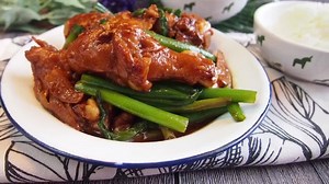 7.9K views · 83 reactions | [Stir Fried Chicken w/ Ginger & Spring Onion 姜葱鸡] Another super easy stir fry recipe to memorise by heart cos your family will enjoy this so much with their rice. Yum! Recipe in the first comment. Have a wonderful weekend! | Spice N' Pans | Facebook