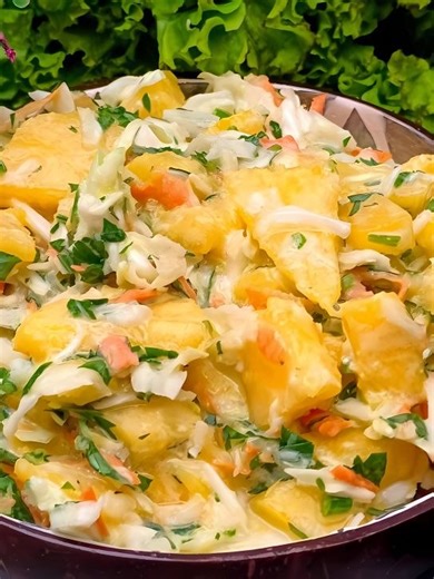Ensalada de repollo y mango cremosa y saludable