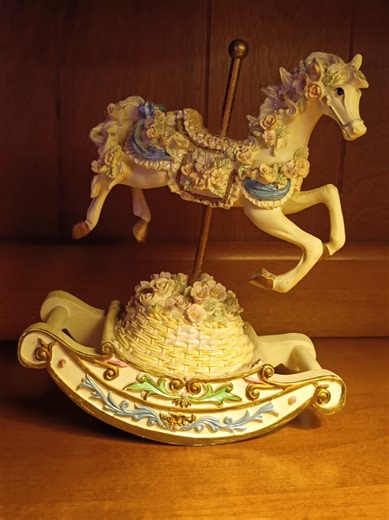 Respuesta a @otome_heart listo amiguis ☺️ aquí está el vídeo ❤️ cajita musical de caballito #antiguo #vintage #musicbox #coleccion #parati