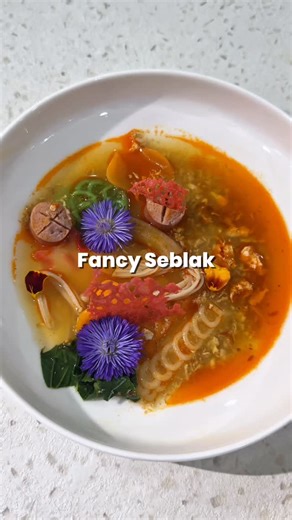 kylafood on Instagram: "Minky makan nya juga harus hari-hati kalau plating nya kaya gini mah🫣🤤 Ib video chef @ivon_destrianawati ✌🏻 #kylafood #kulinerbandung #seblakautentik #seblakviral #seblakbandung"