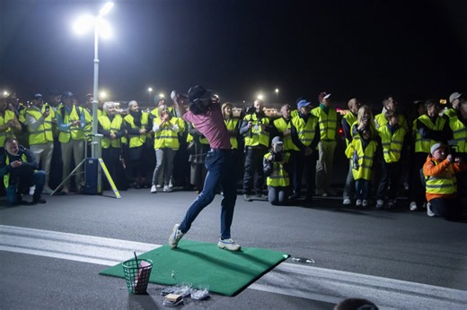 Świecące piłki nad Ławicą i golf na pasie startowym. Takiego widowiska Poznań jeszcze nie widział! Zobacz zdjęcia i wideo